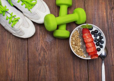 Dumbells, mezura ve sağlıklı gıda. Fitness