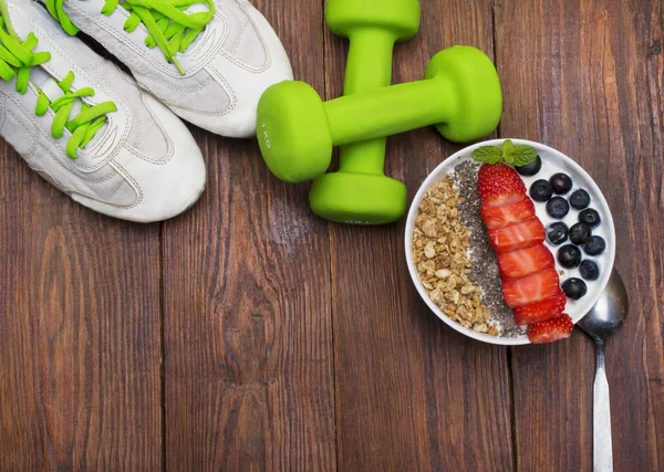 Dumbells, mezura ve sağlıklı gıda. Fitness