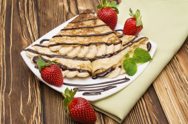 Krep muz ve çilek ile