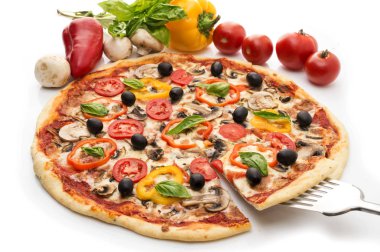 Jambonlu, biberli ve zeytinli pizza