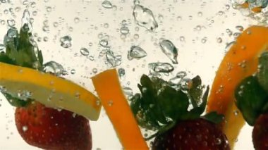 taze olgun meyveler ve meyve maden suyu, ağır çekim düşmek