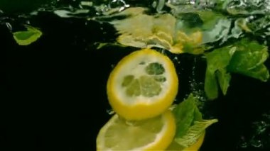 meyve sonbaharda suya yavaş hareket