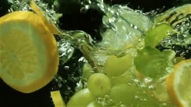 Φρούτα πέφτουν μέσα στο νερό, αργή κίνηση — Αρχείο Βίντεο
