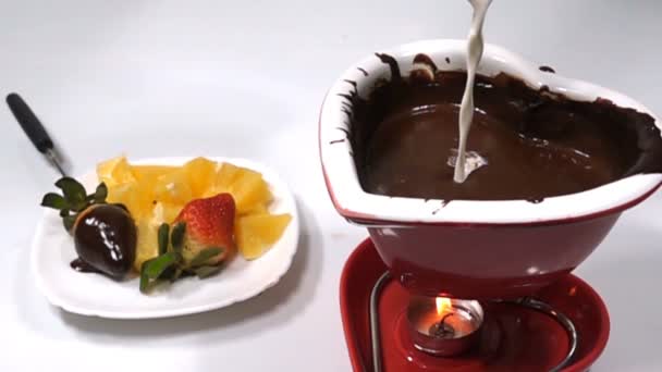 Fondue med choklad och frukt, grädde hälls i smält choklad, Slowmotion — Stockvideo