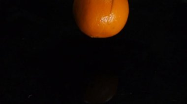 Turuncu suya yavaş düşüyor