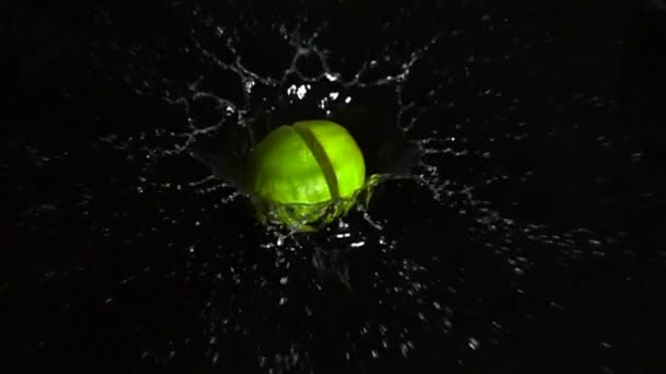 Lime falls into the water, slow motion — Stock Video