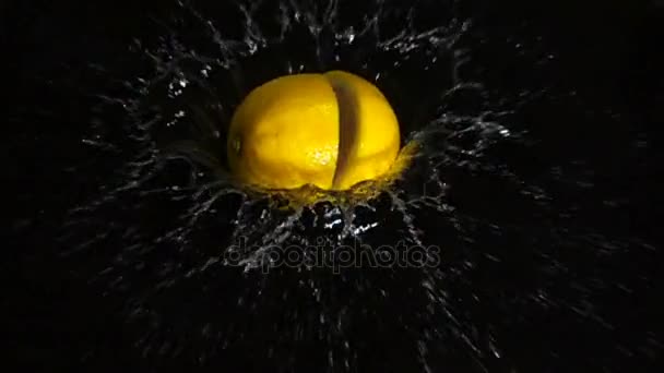 Citron faller i vattnet, Slowmotion — Stockvideo