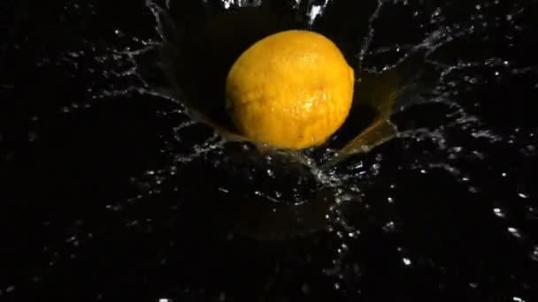 Limone cade in acqua, rallentatore — Video Stock