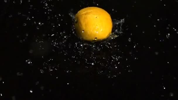 Limão cai na água, câmera lenta — Vídeo de Stock