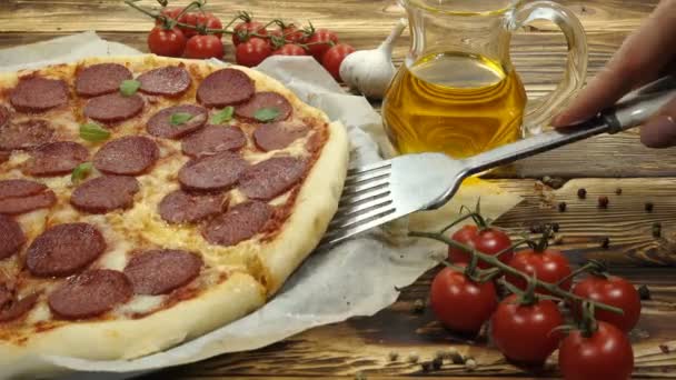 Recoger una rebanada de pizza 4k — Vídeo de stock