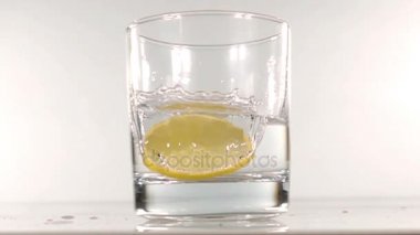 bir bardak su yavaş hareket ile içine limon damla