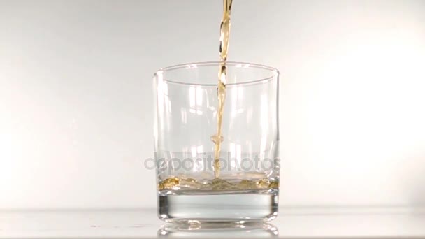 A bebida é derramada em um copo, câmera lenta — Vídeo de Stock