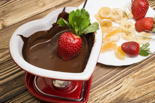 Chocolade fondue met aardbeien en fruit geserveerd in een restaurant. Valentijnsdag — Stockfoto