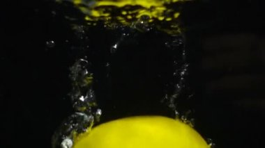 Limonlu suya yavaş düşüyor