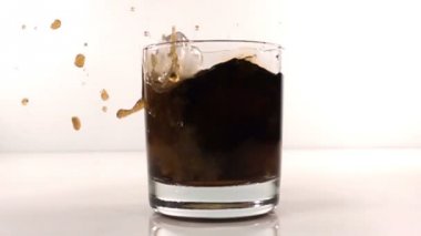 buz bir bardak su yavaş düşüyor