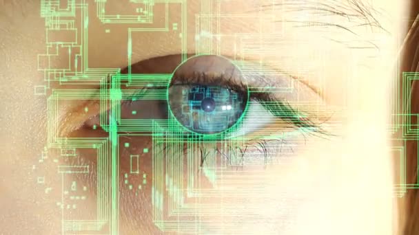 El ojo humano con los circuitos electrónicos y símbolos que proyectan en él, el concepto de tecnologías futuras — Vídeo de stock