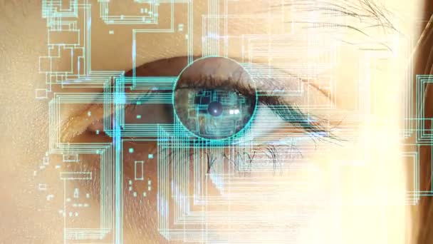 El ojo humano con los circuitos electrónicos y símbolos que proyectan en él, el concepto de tecnologías futuras — Vídeos de Stock