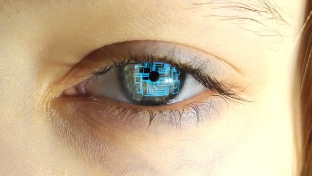 El ojo humano con los circuitos electrónicos y símbolos que proyectan en él, el concepto de tecnologías futuras — Vídeo de stock