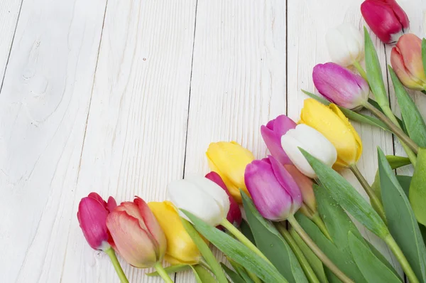 Bouquet di tulipani su tavola di legno rustico, decorazione pasquale — Foto Stock