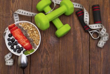 Dumbells, mezura ve sağlıklı gıda. Fitness