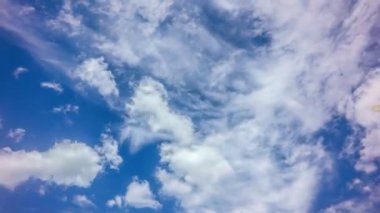 Güneşli gün mavi gökyüzü tarafından uçak sinek.