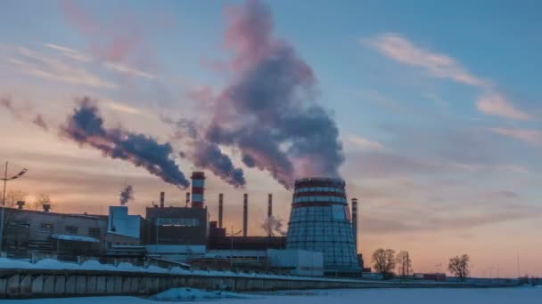 Когенерационная электростанция в городе. Закат пейзажа. Комбинированная теплоэлектростанция рядом с Мегаполисом. Проблемы со стеблем труб и экологии на Земле. Тепловое электричество. Временные перерывы. — стоковое видео