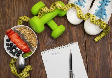Dumbells, mezura ve sağlıklı gıda. Fitness
