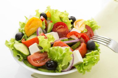 Taze sebze salatası beyaz arkaplanda izole edilmiş.