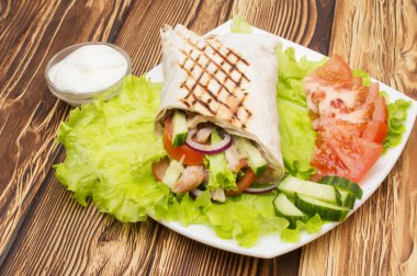 Shawarmas marul üzerinde ahşap arka plan izole