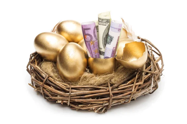 Ninho com ovos dourados sobre um fundo branco. Ovos de Ouro em Ninho com de Dólares — Fotografia de Stock