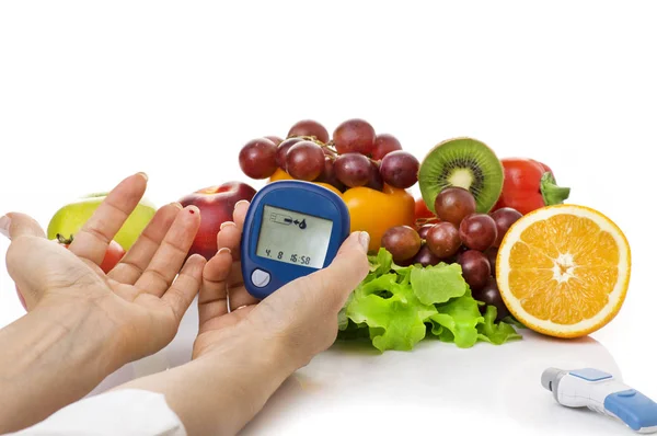 Glucosímetro para niveles de glucosa y alimentos orgánicos saludables —  Fotos de Stock