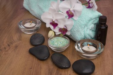 Zen bazalt taş ve ahşap orkide