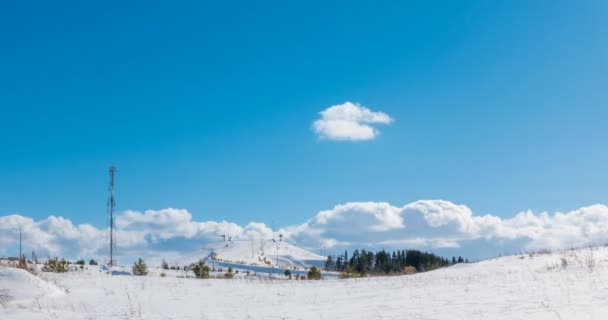 Largo lapso de tiempo de nubes sobre el paisaje invernal — Vídeos de Stock