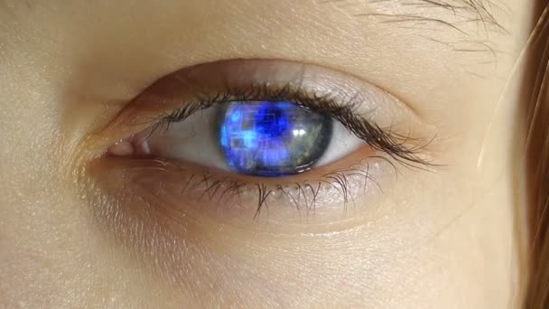 Человеческий глаз с электронными схемами и символами, проецируемыми в нем, концепция будущих технологий — стоковое видео