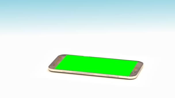 Смартфон на білому фоні з ключем хроми на дисплеї і знаками для перспективи — стокове відео