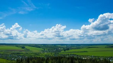 Farklı seviyelerdeki bulutların eş zamanlı hareketi, zaman atlamaları, video döngüsü