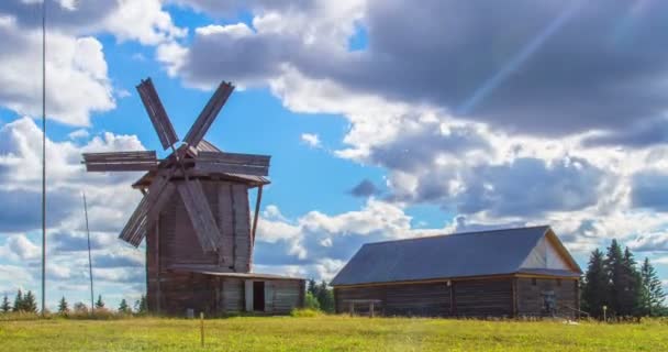 Starobylým větrným mlýnem, letní slunečný den, time-lapse — Stock video