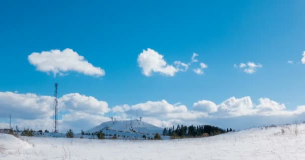 Μακρά πάροδο του χρόνου σύννεφα πάνω από το χειμωνιάτικο τοπίο — Αρχείο Βίντεο