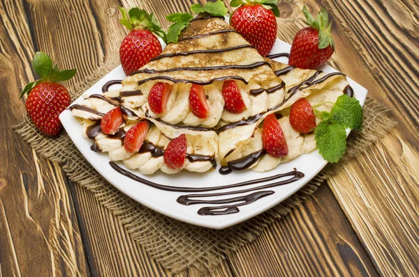 Crepes con banana e fragole — Foto Stock