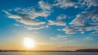bulutlu gökyüzü ve doğal göl, zaman süresi geçerse, günbatımı güzel yaz yatay
