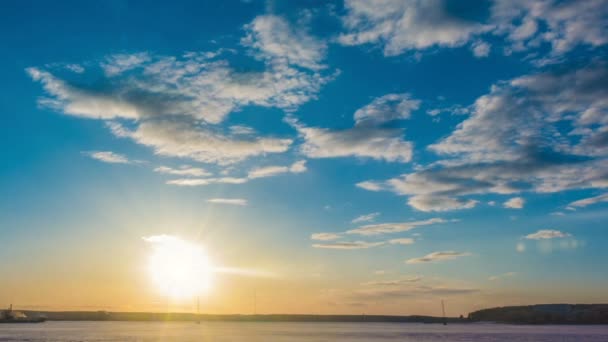 Ηλιοβασίλεμα όμορφο καλοκαιρινό τοπίο, με συννεφιασμένο ουρανό και φυσική λίμνη, video χρονικής υστέρησης — Αρχείο Βίντεο