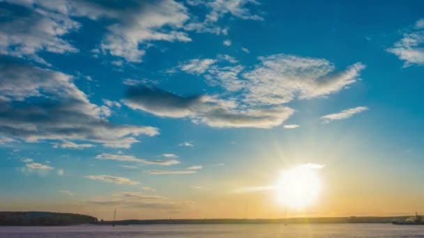 Solnedgången vackra sommarlandskap med mulen himmel och naturliga sjö, tid-förfaller — Stockvideo