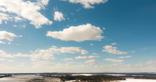 Όμορφη πρωινή timelapse από σύννεφα πάνω από το χειμώνα το τοπίο — Αρχείο Βίντεο