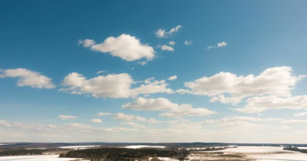 Bellissimo timelapse diurno di nuvole sul paesaggio invernale — Video Stock