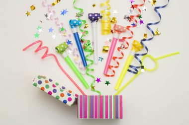 hediye kutusu çeşitli parti konfeti, Balonlar, flamalar, Borazanlar ve Dekorasyon üzerinde yeşil bir arka plan ile. Renkli kutlama arka plan.