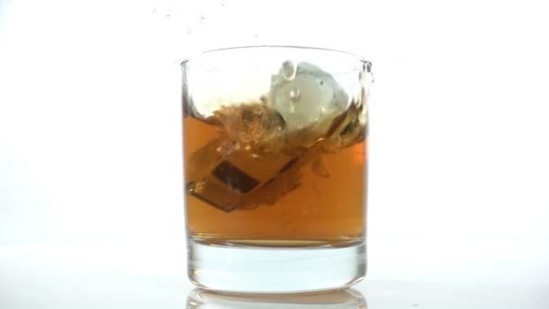 Alkoholmissbruk, full körning - bilen faller i ett glas med alkohol, begreppet en olycka under körning i ett berusat tillstånd, Slow motion — Stockvideo