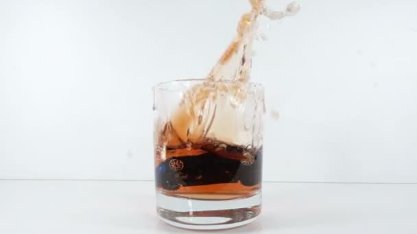 Alcoholmisbruik, dronken rijden - de auto valt in een glas met alcohol, het concept van een ongeval tijdens het rijden in een dronken toestand, Slow motion — Stockvideo