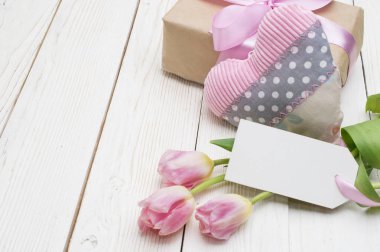 hediye kutusu ile güzel Lale. mutlu anneler günü, romantik natürmort, taze çiçekler.