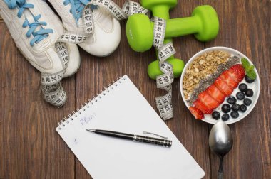 Dumbells, mezura ve sağlıklı gıda. Fitness