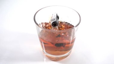 Alkol kötüye kullanımı, sarhoş sürüş - arabada alkol, sarhoş bir durumda, sürüş sırasında bir kaza kavramı ile bir bardak içine düşüyor yavaş hareket